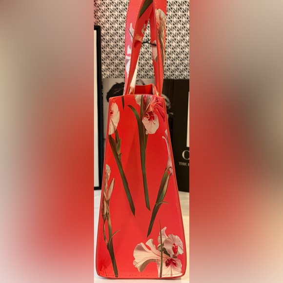 NWT TED BAKER LONDON “THE ICON” 
IRIS PRINT TOTE

SHE IS SO PRETTY!👛🌷🌸 - Picture 3 of 12